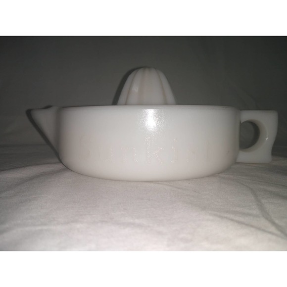 Sunkist milk glass citrus juicer /reamer - Picture 1 of 5